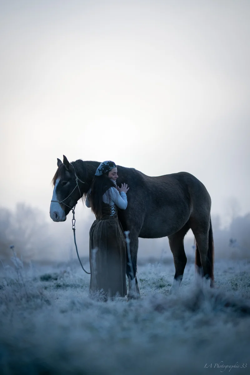 Cheval et sa cavalière dans la brume matinale, ambiance en noir et blanc