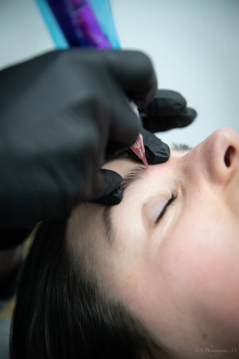 Soin du visage appliqué en gros plan, univers beauté et bien-être