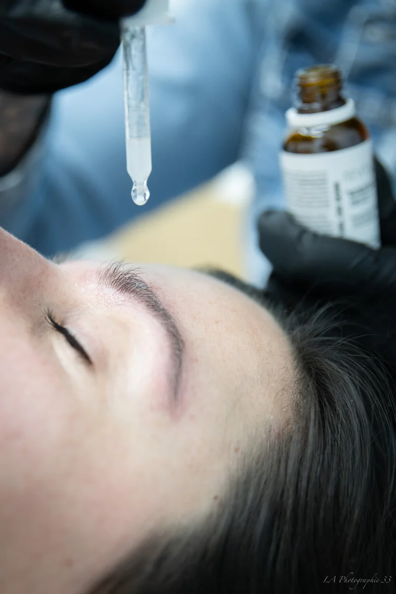 Application d'une préparation cosmétique à la pipette, gros plan produit