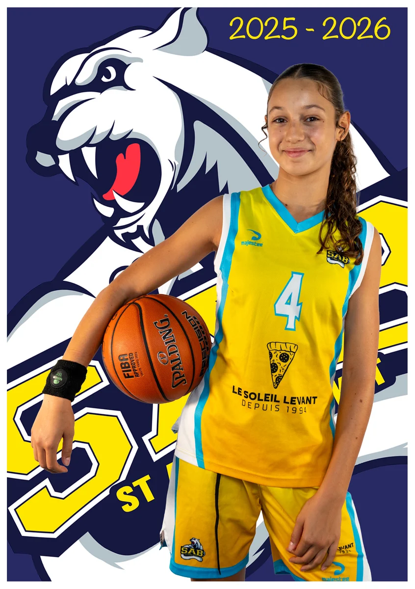 Portrait studio d'une jeune joueuse de basket du club SAB, ballon sous le bras