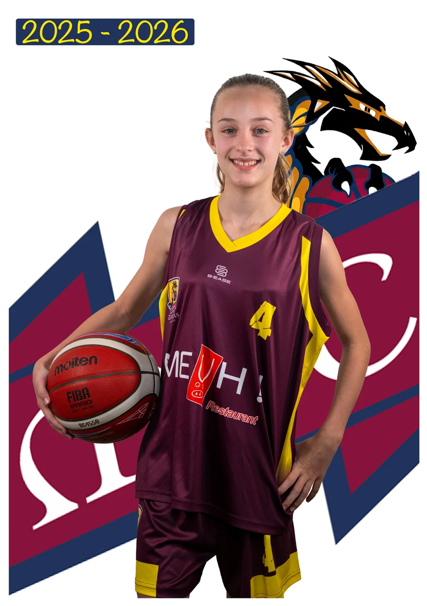 Portrait studio d'une jeune basketteuse en maillot bordeaux et jaune, ballon à la main