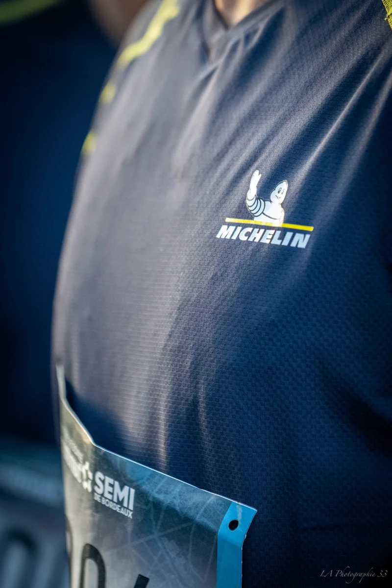 Gros plan sur un maillot de sport floqué 'Michelin', texture technique