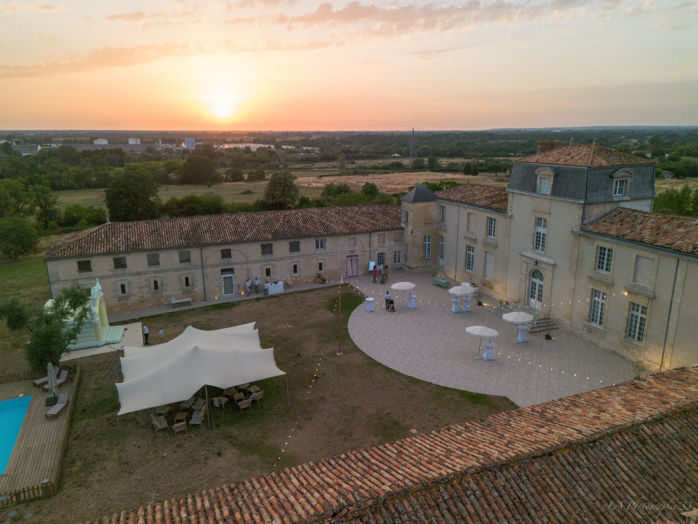Vue aérienne au drone du Château Formont au coucher du soleil, terrasse de réception éclairée