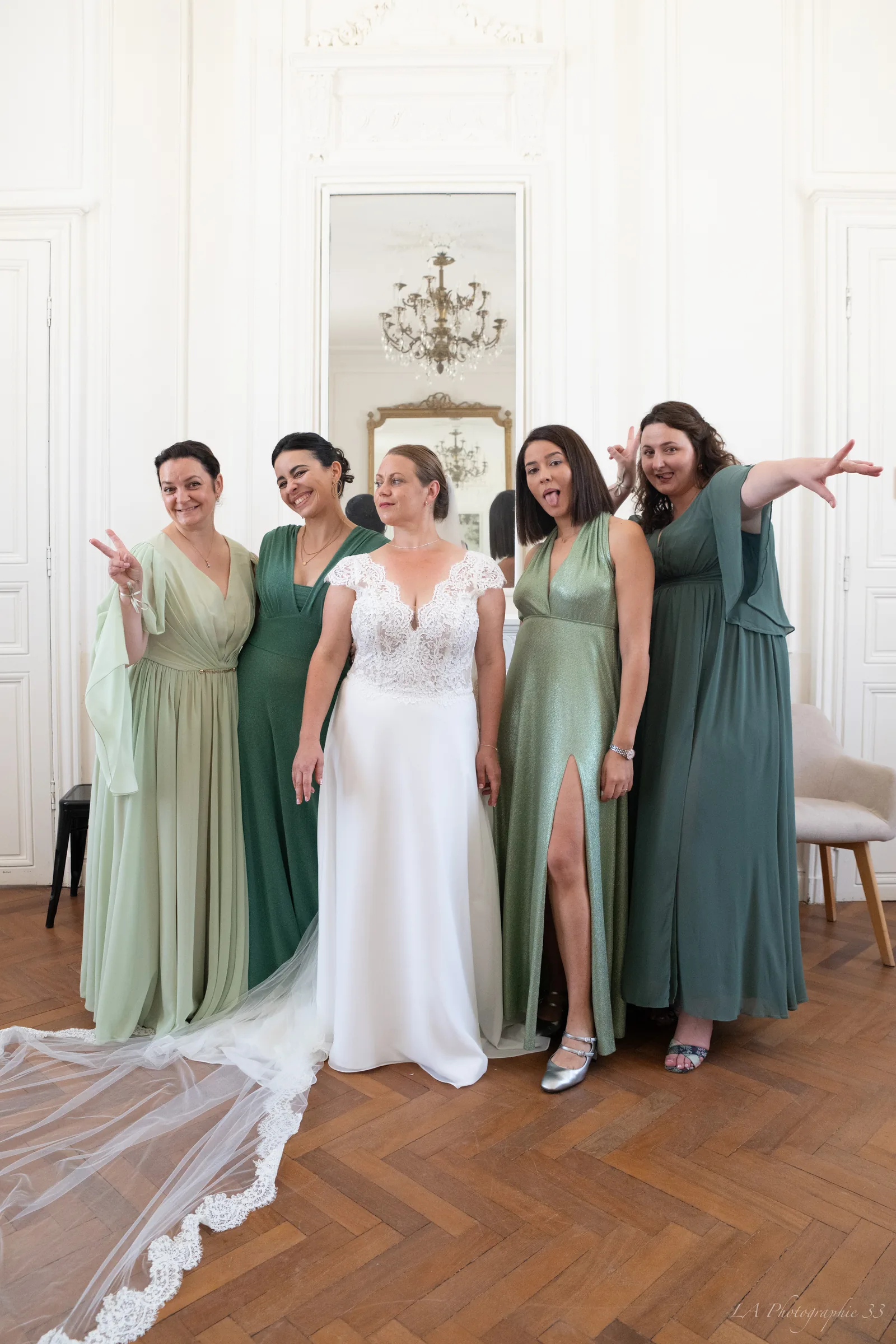 La mariée entourée de ses demoiselles d'honneur en robes vertes